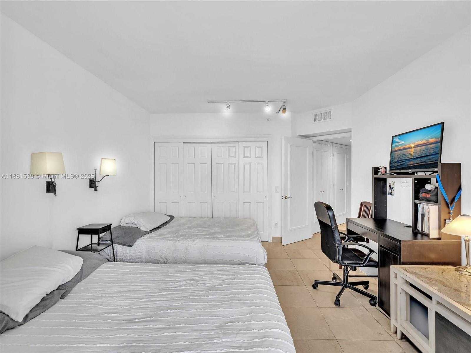Small Image of 21205 YACHT CLUB DR #2605, Aventura Number 32