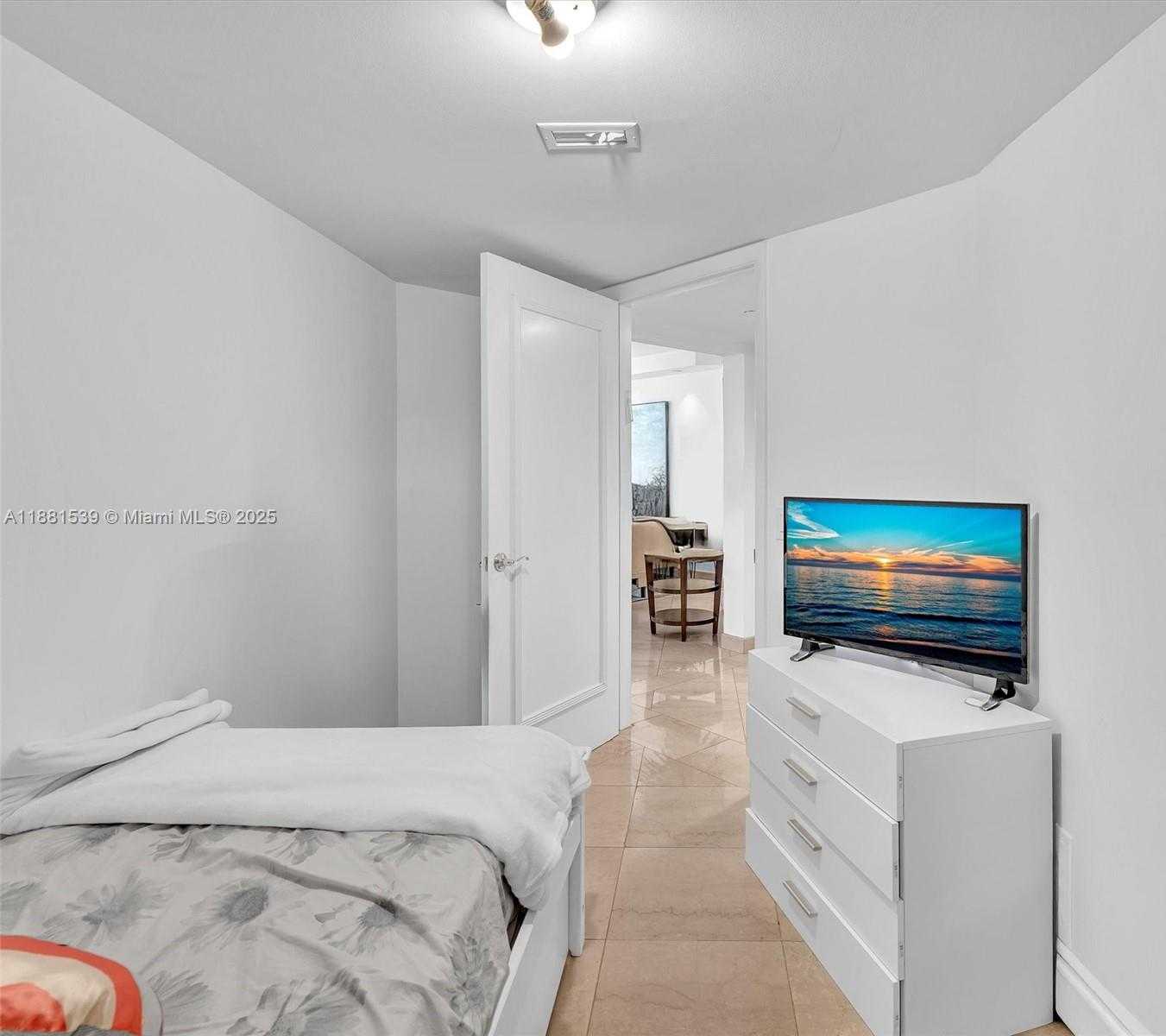 Small Image of 21205 YACHT CLUB DR #2605, Aventura Number 35