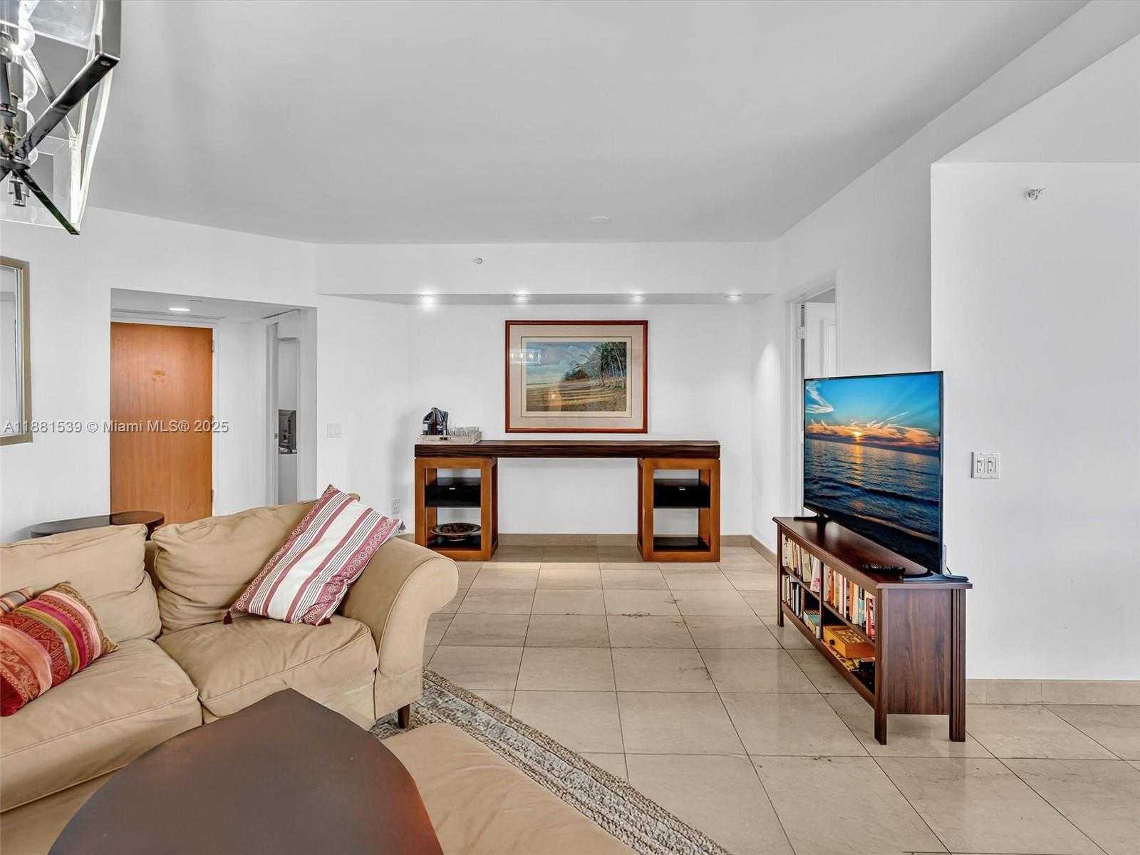 Small Image of 21205 YACHT CLUB DR #2605, Aventura Number 9