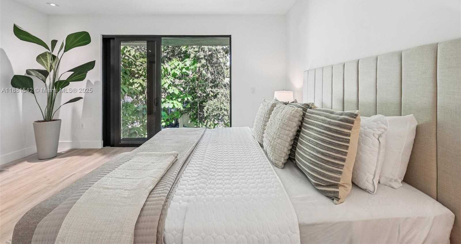 Small Image of 3163 HIBISCUS ST #3163, Miami Number 24