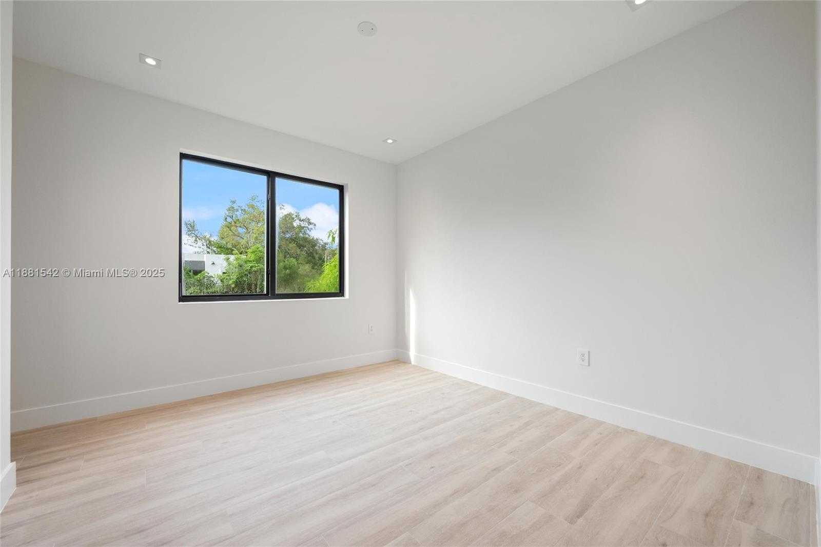Small Image of 3163 HIBISCUS ST #3163, Miami Number 32