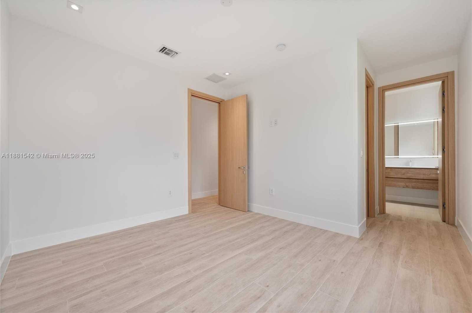 Small Image of 3163 HIBISCUS ST #3163, Miami Number 33
