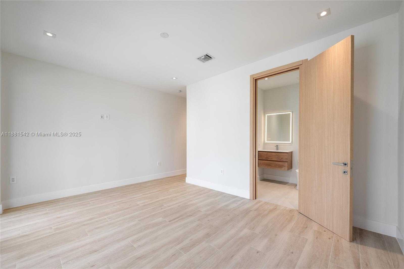 Small Image of 3163 HIBISCUS ST #3163, Miami Number 40