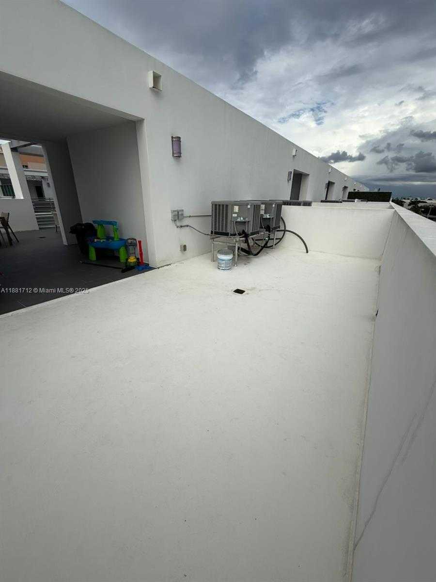 Small Image of 9165 NORTH WEST 33RD ST, Doral Number 36