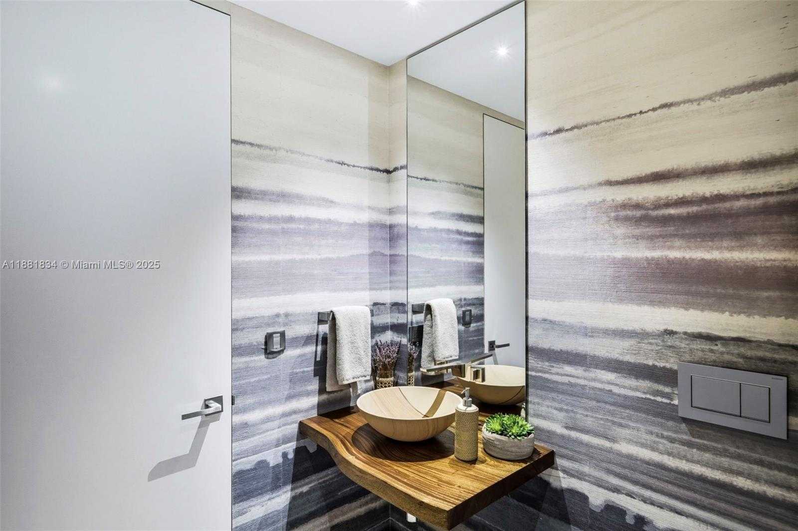 Small Image of 100 SOUTH POINTE DR #3803, Miami Beach Number 68