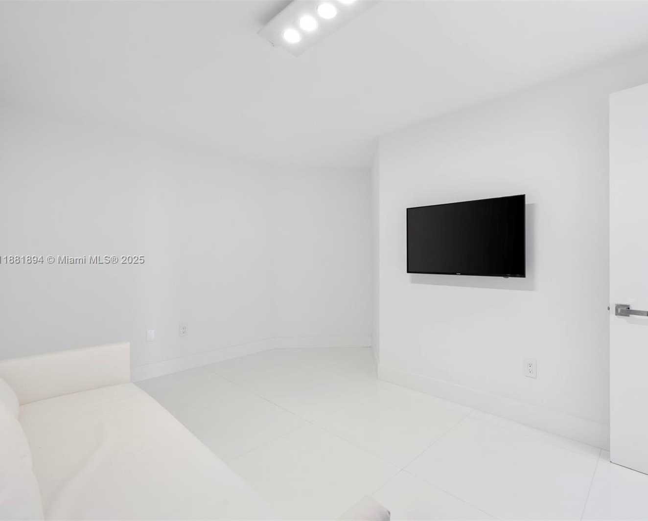 Small Image of 17111 BISCAYNE BLVD #1110, North Miami Beach Number 32