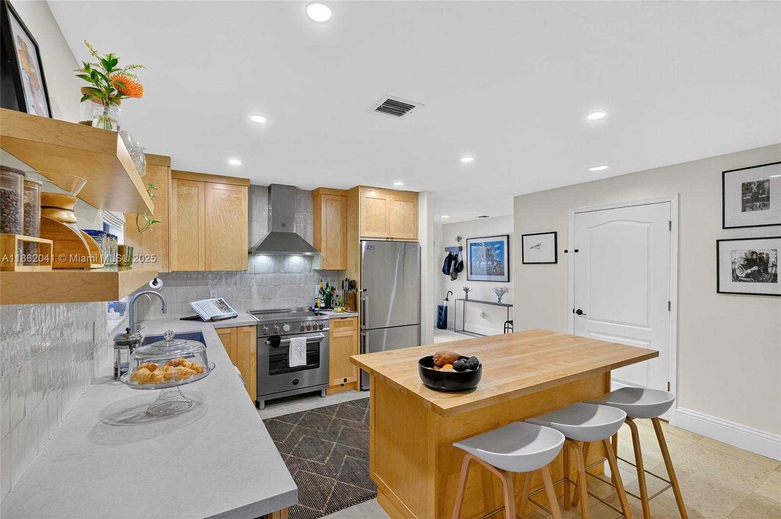 Small Image of 2972 SHIPPING AVE #2972, Miami Number 4