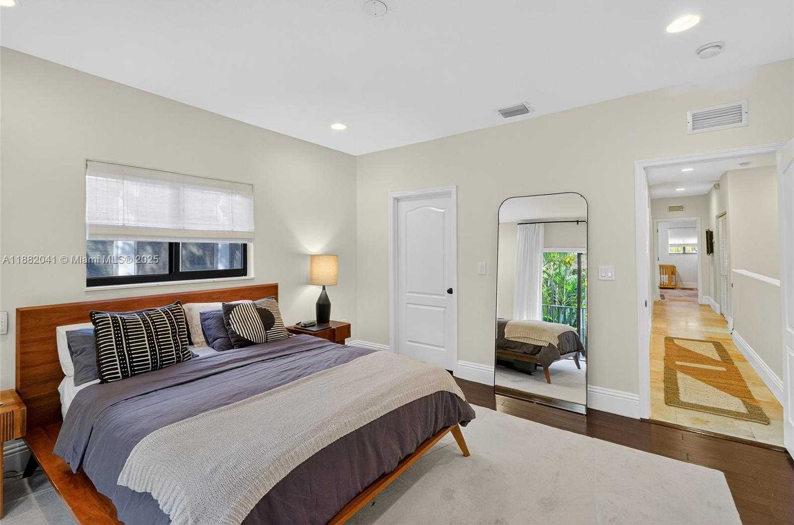 Small Image of 2972 SHIPPING AVE #2972, Miami Number 9