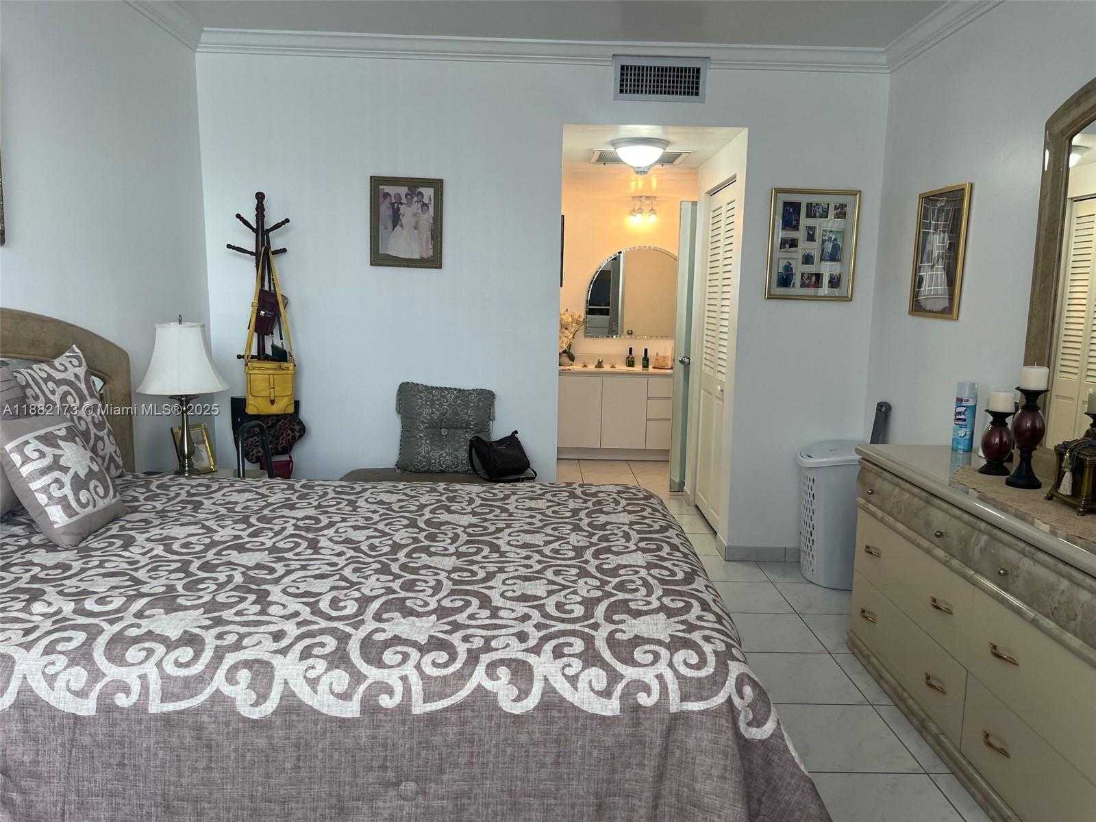 Small Image of 300 BAYVIEW DR #1109, Sunny Isles Beach Number 12