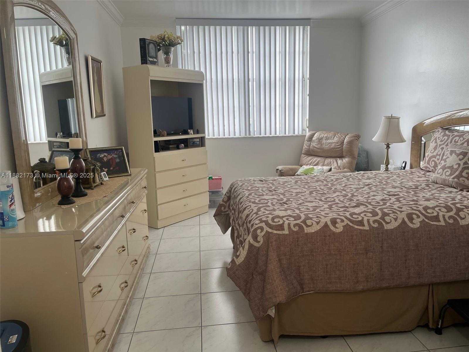 Small Image of 300 BAYVIEW DR #1109, Sunny Isles Beach Number 13