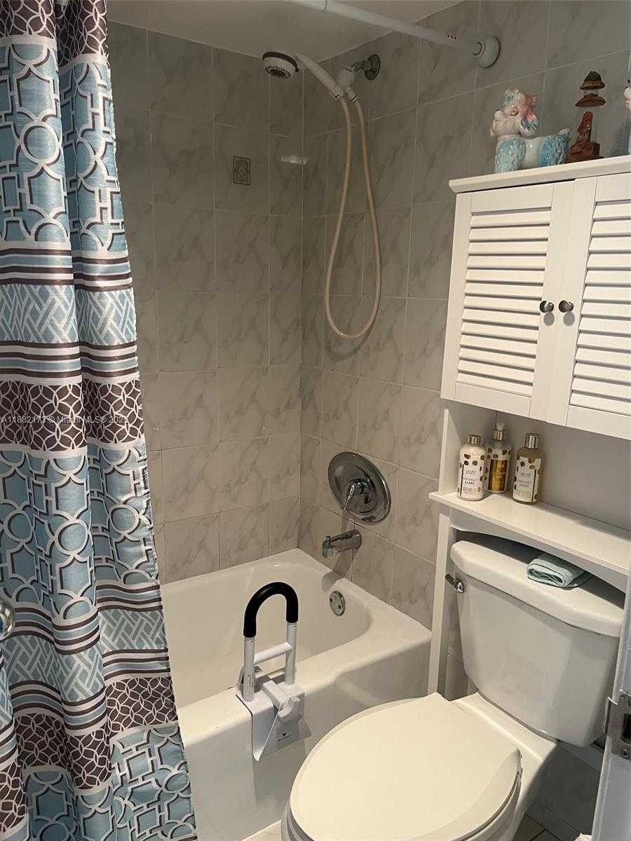 Small Image of 300 BAYVIEW DR #1109, Sunny Isles Beach Number 14