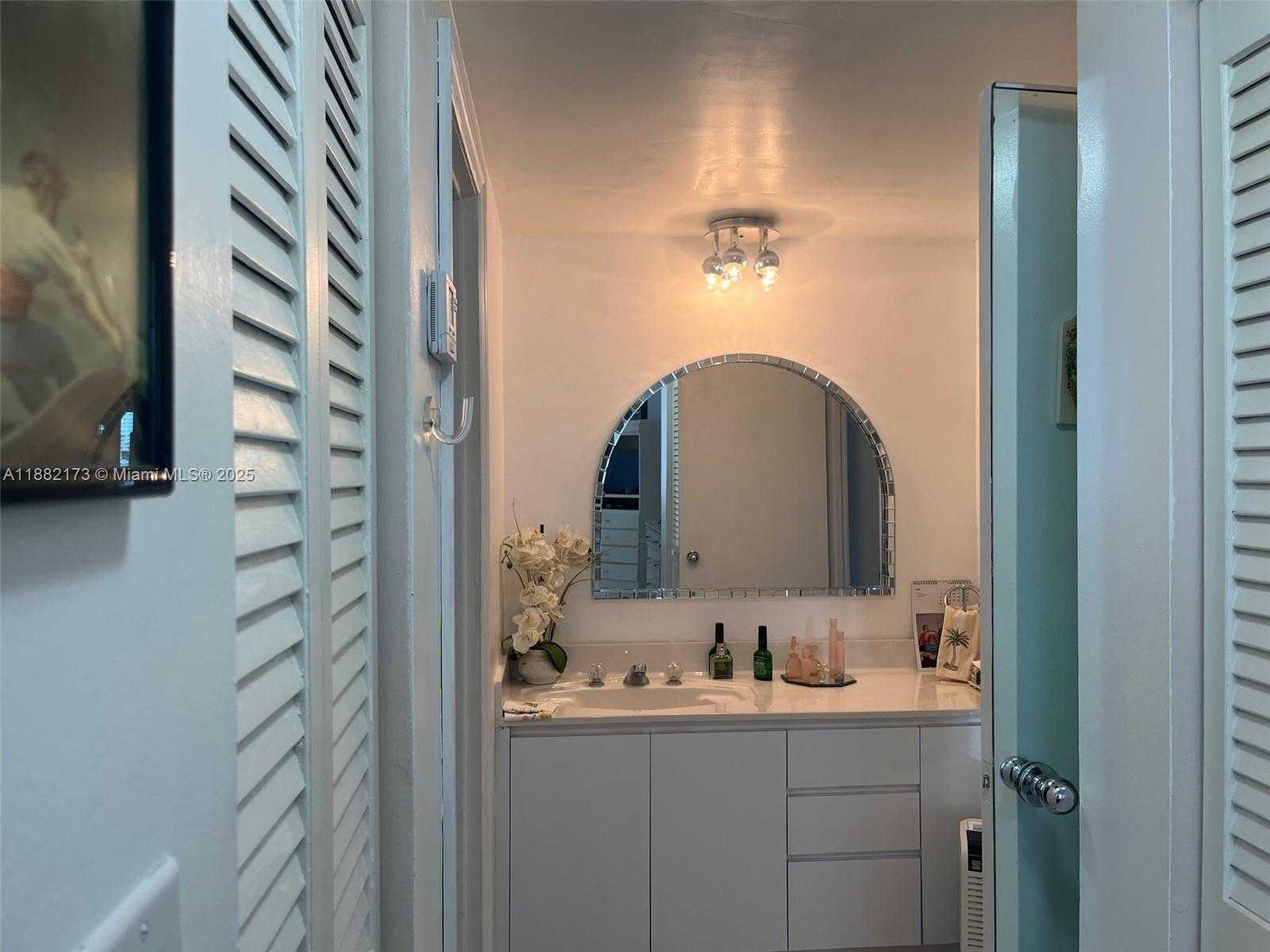 Small Image of 300 BAYVIEW DR #1109, Sunny Isles Beach Number 16