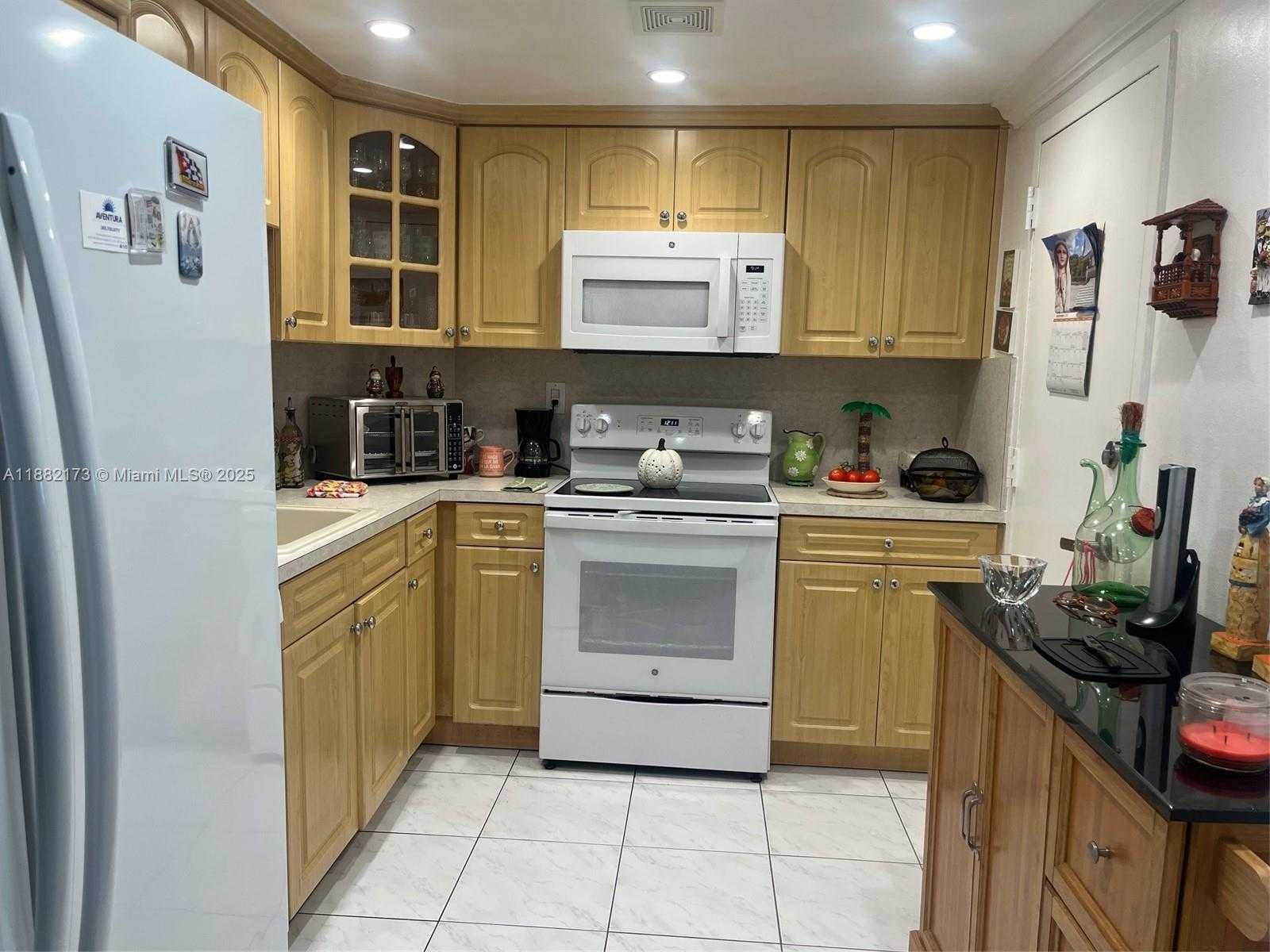 Small Image of 300 BAYVIEW DR #1109, Sunny Isles Beach Number 9