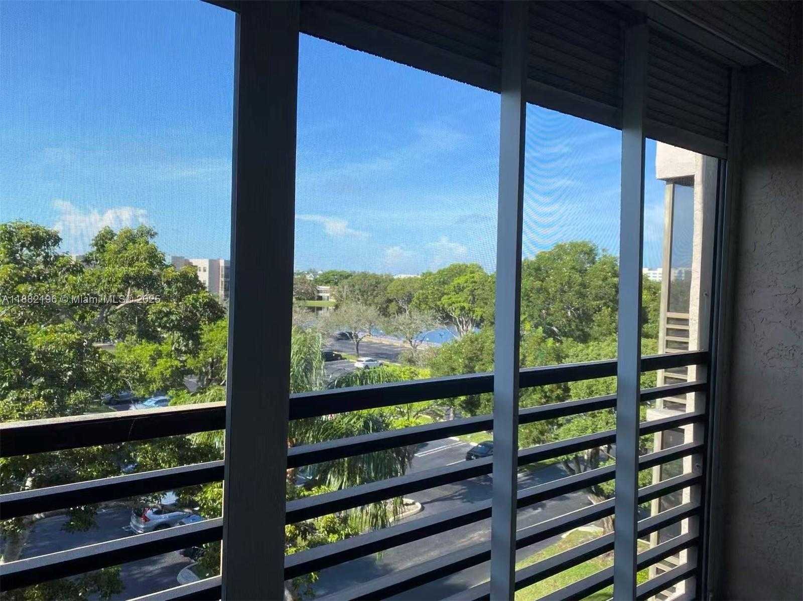 Small Image of 1100 COLONY POINT CIR #518, Pembroke Pines Number 19