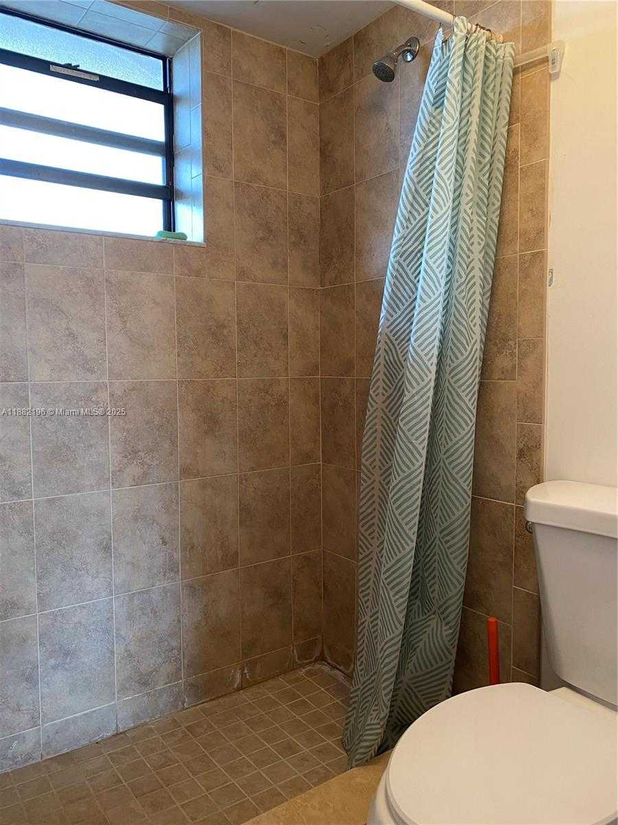 Small Image of 1100 COLONY POINT CIR #518, Pembroke Pines Number 39