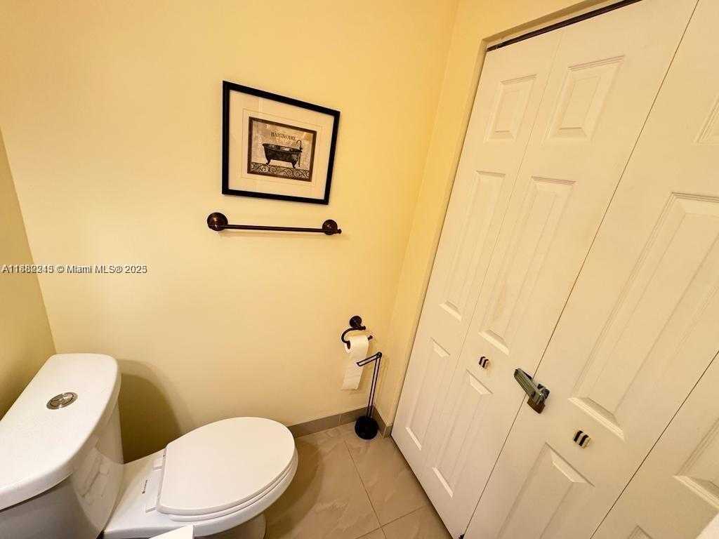 Small Image of 5300 WASHINGTON ST #I208, Hollywood Number 9