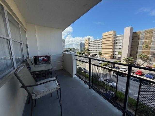 Small Image of 401 GOLDEN ISLES DR #415, Hallandale Beach Number 3
