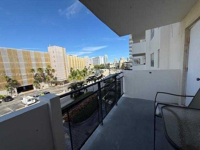 Small Image of 401 GOLDEN ISLES DR #415, Hallandale Beach Number 4