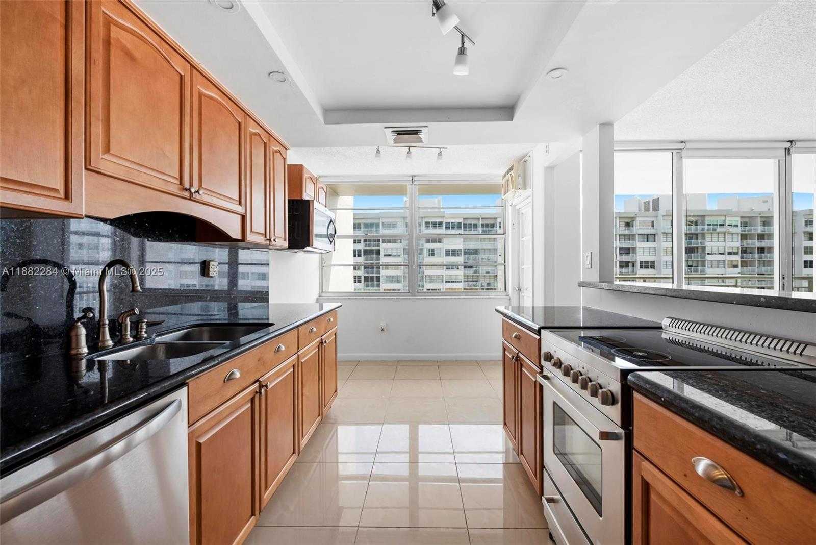 Small Image of 18061 BISCAYNE BLVD #1701, Aventura Number 14