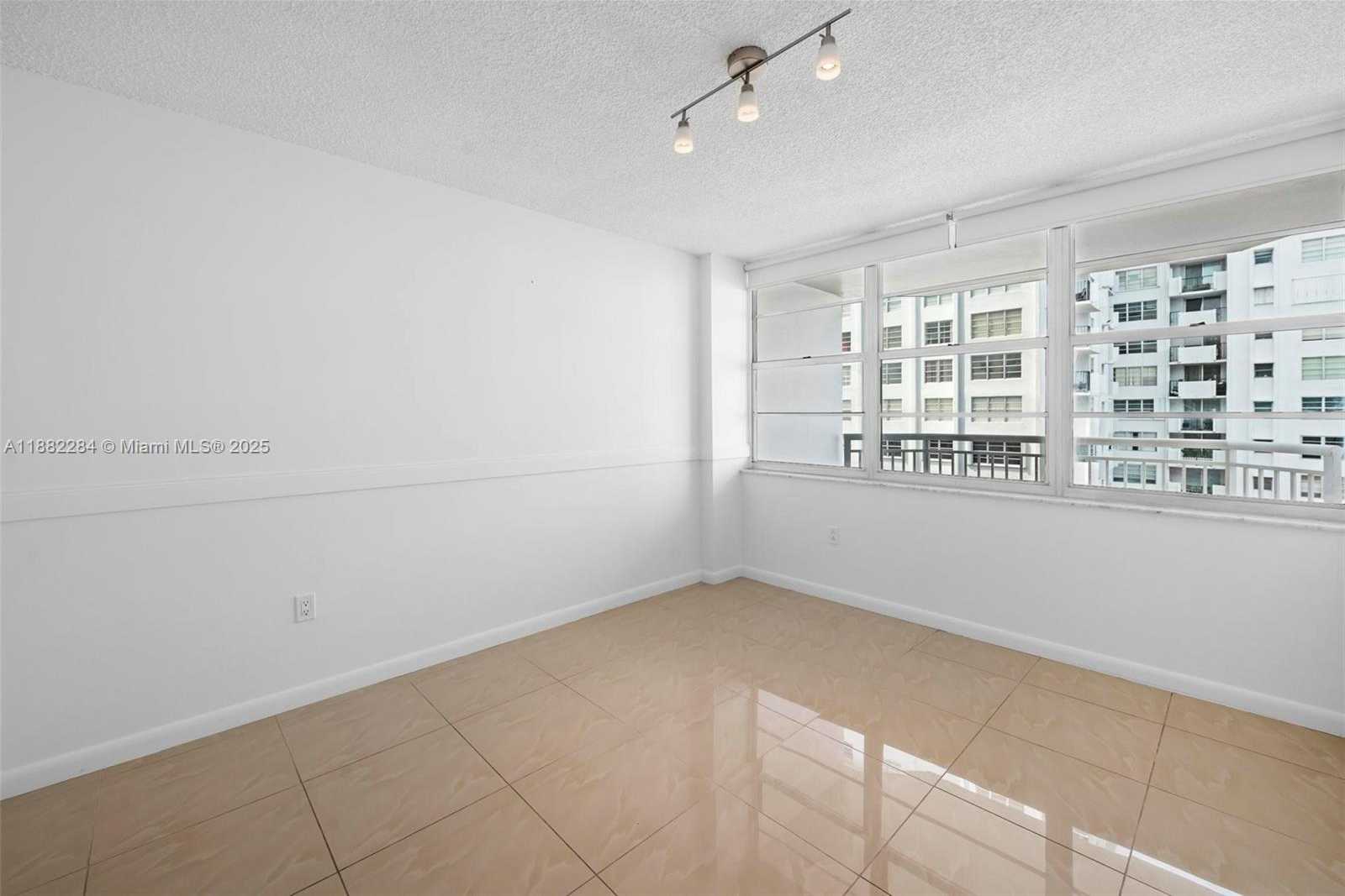Small Image of 18061 BISCAYNE BLVD #1701, Aventura Number 29