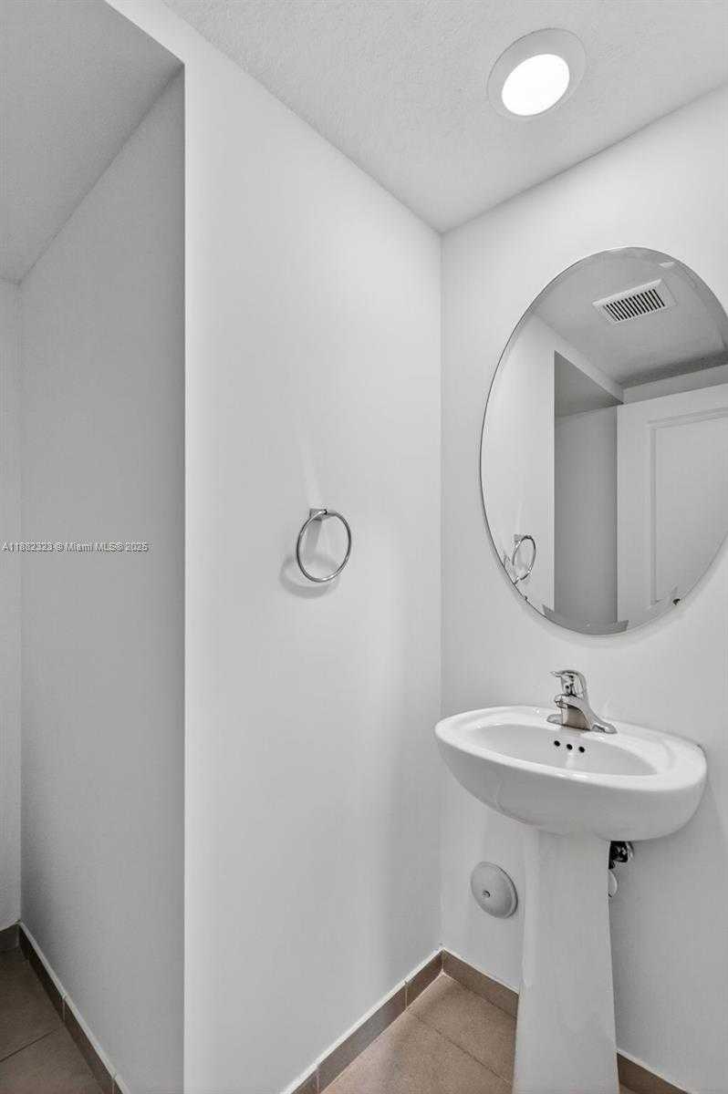 Small Image of 21372 NORTH EAST 2ND CT, Miami Number 11