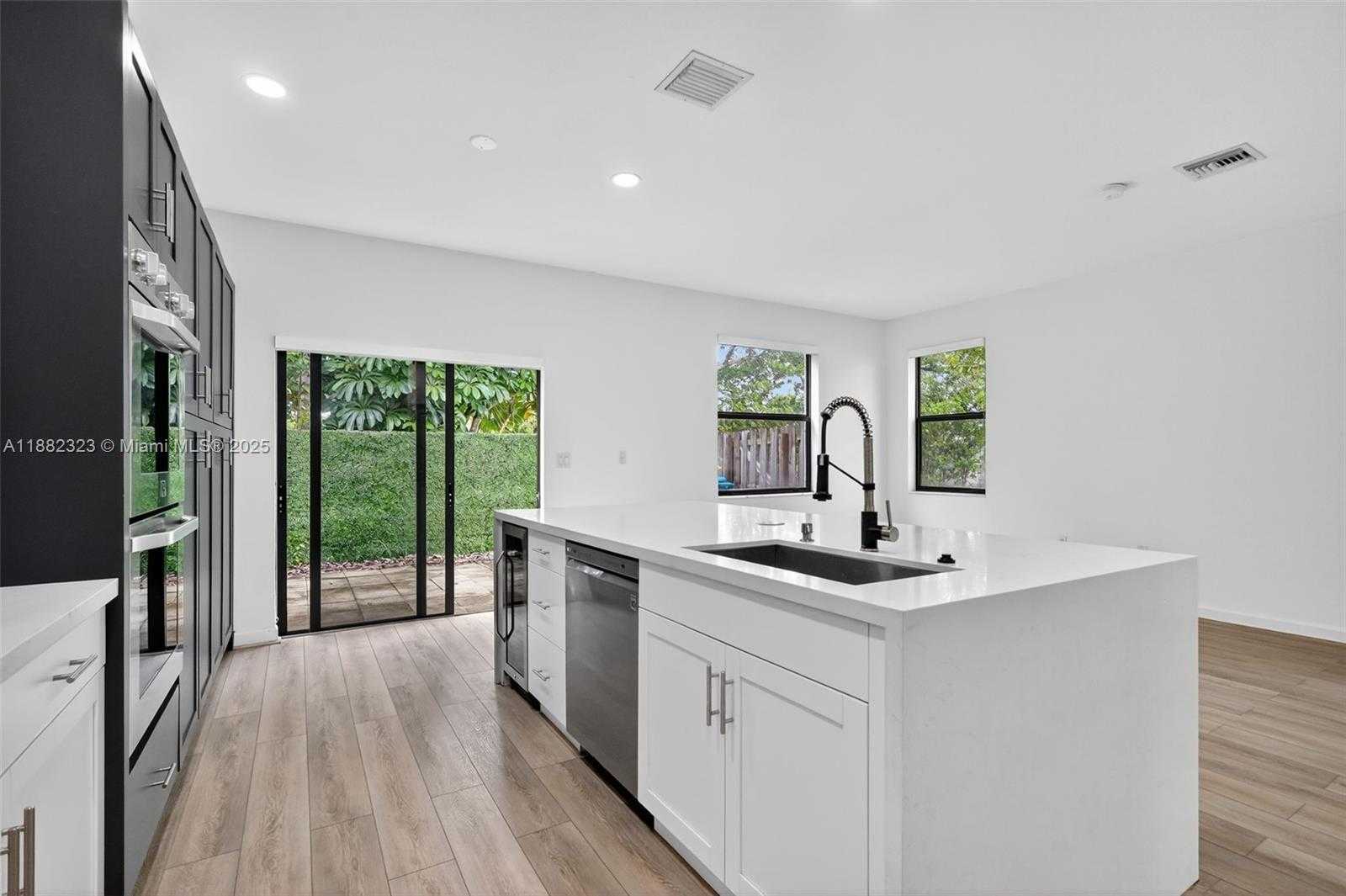 Small Image of 21372 NORTH EAST 2ND CT, Miami Number 17