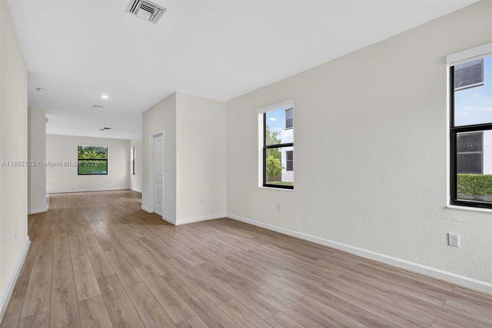 Small Image of 21372 NORTH EAST 2ND CT, Miami Number 8