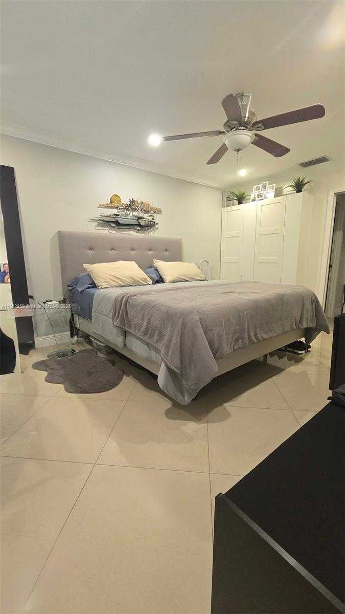Small Image of 9600 NORTH WEST 15TH CT, Pembroke Pines Number 16