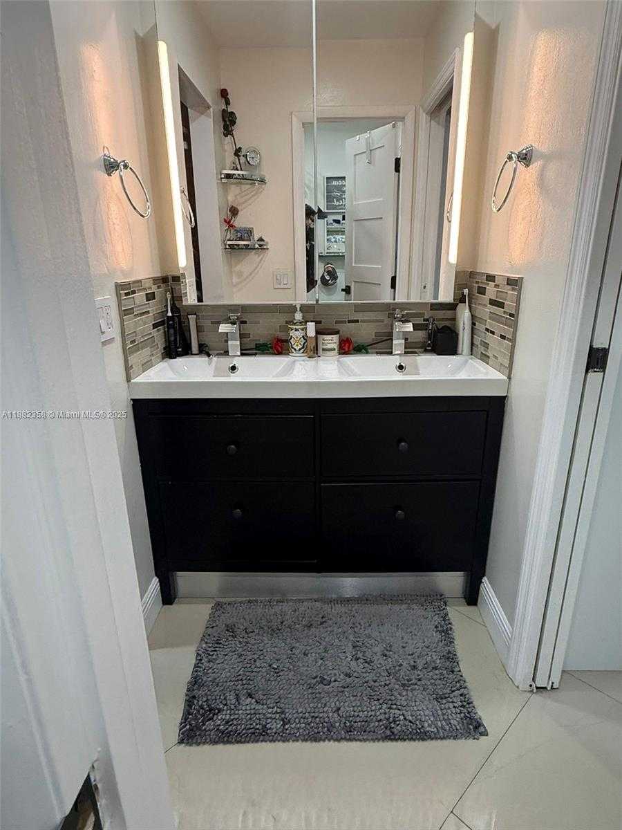 Small Image of 9600 NORTH WEST 15TH CT, Pembroke Pines Number 19
