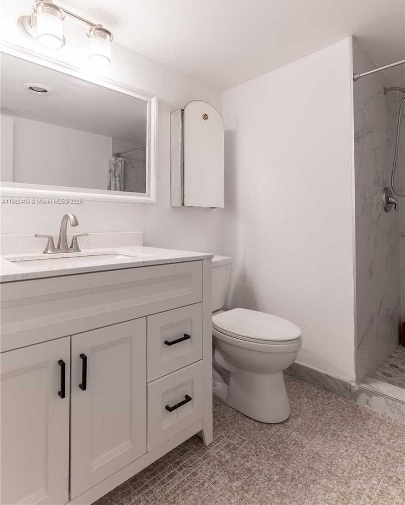Small Image of 427 GOLDEN ISLES DR #16F, Hallandale Beach Number 10