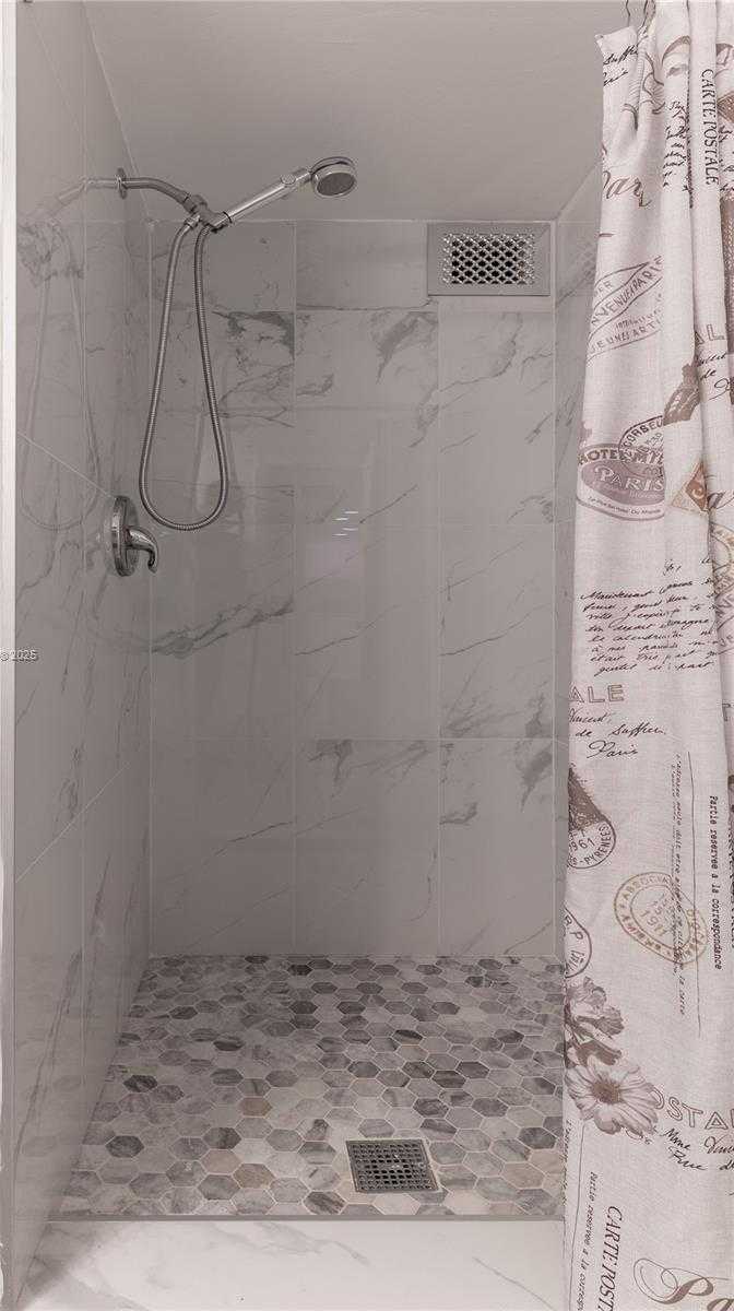 Small Image of 427 GOLDEN ISLES DR #16F, Hallandale Beach Number 11