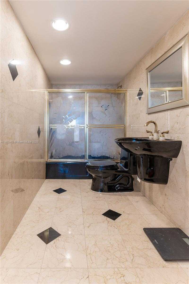 Small Image of 427 GOLDEN ISLES DR #16F, Hallandale Beach Number 15