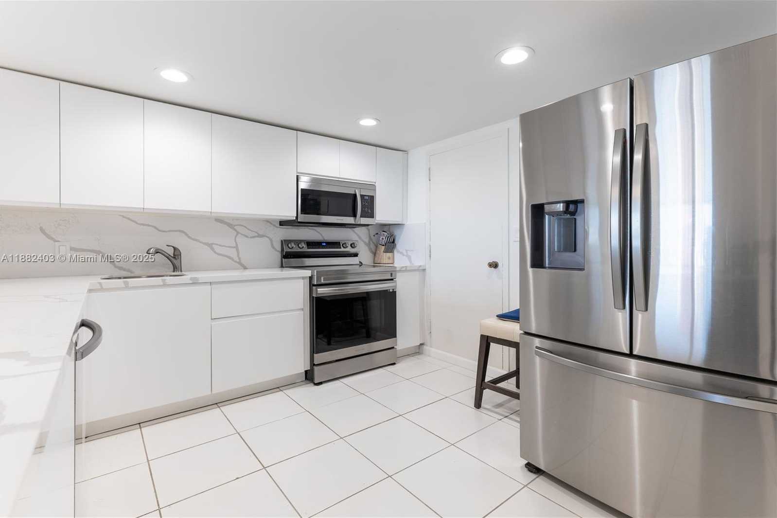 Small Image of 427 GOLDEN ISLES DR #16F, Hallandale Beach Number 7