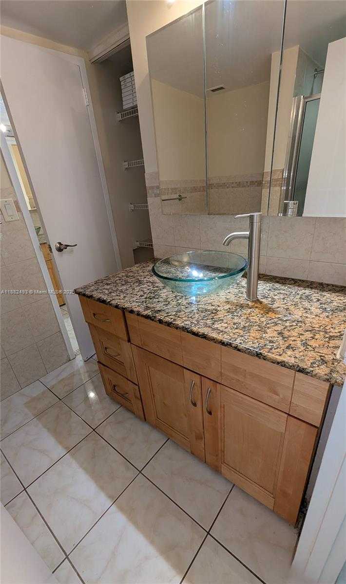 Small Image of 5701 COLLINS AVE #1105, Miami Beach Number 17