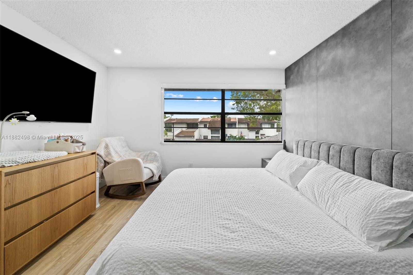 Small Image of 11073 SOUTH WEST 70TH LN, Miami Number 12