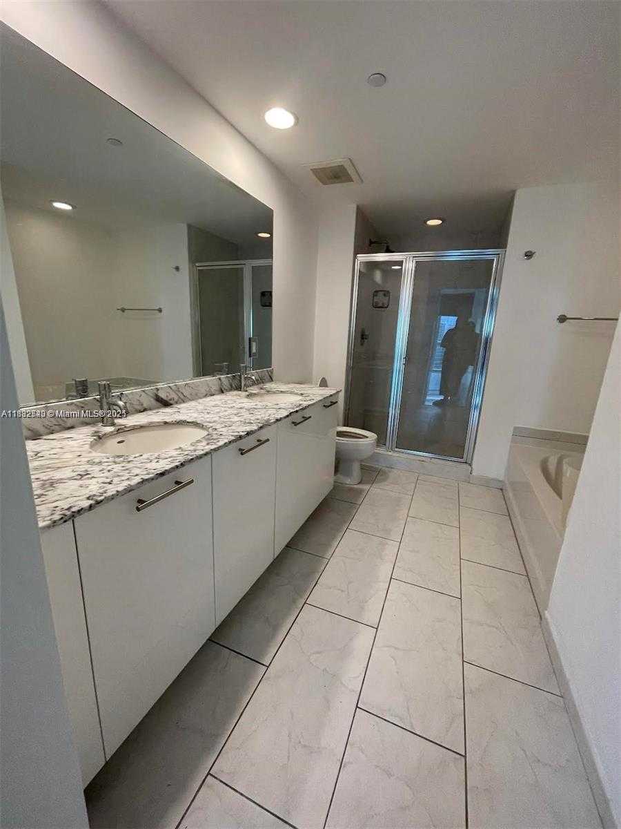 Small Image of 950 BRICKELL BAY DR #3905, Miami Number 6