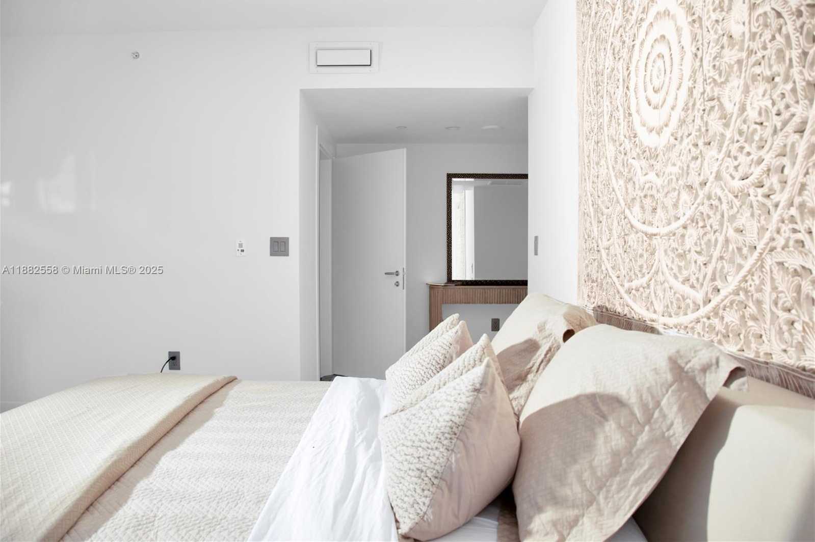 Small Image of 200 BISCAYNE BOULEVARD WAY #4201, Miami Number 10