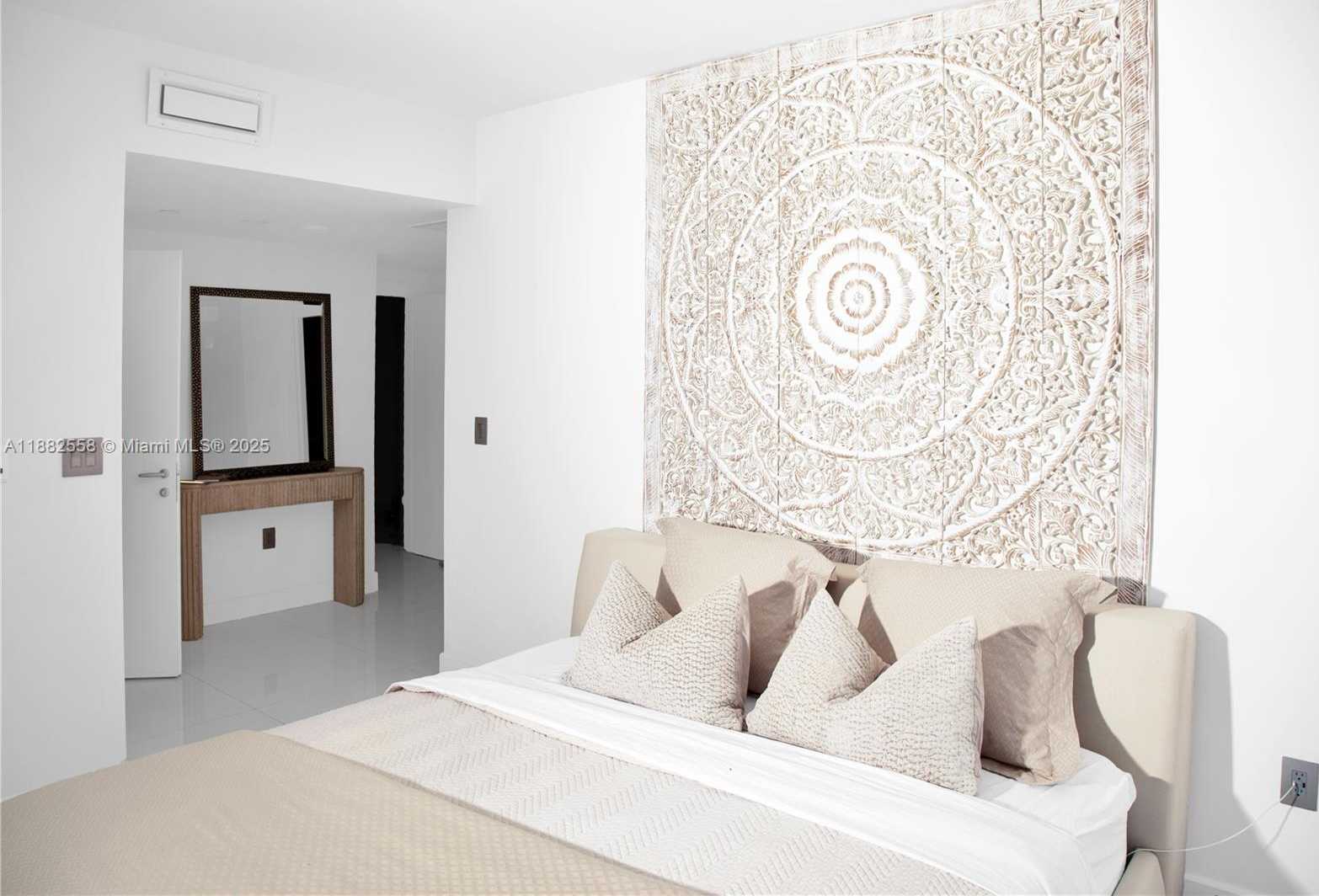 Small Image of 200 BISCAYNE BOULEVARD WAY #4201, Miami Number 11