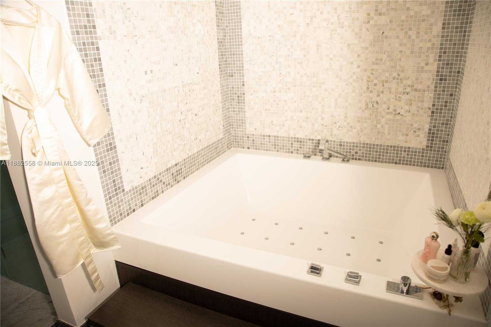Small Image of 200 BISCAYNE BOULEVARD WAY #4201, Miami Number 17