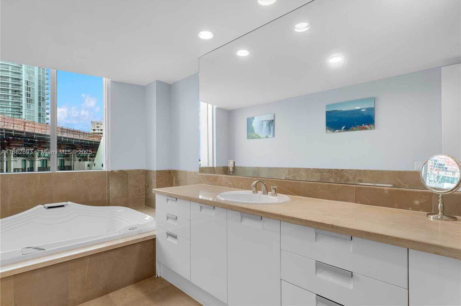 Small Image of 5959 COLLINS AVE #701, Miami Beach Number 10