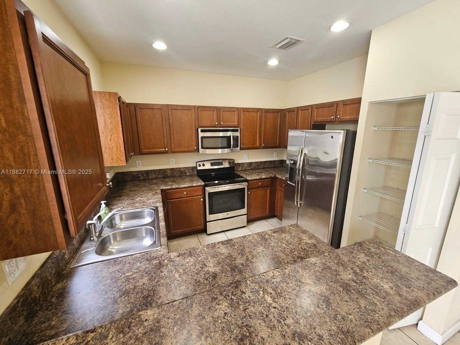 Small Image of 3387 WEST 90TH ST, Hialeah Number 4