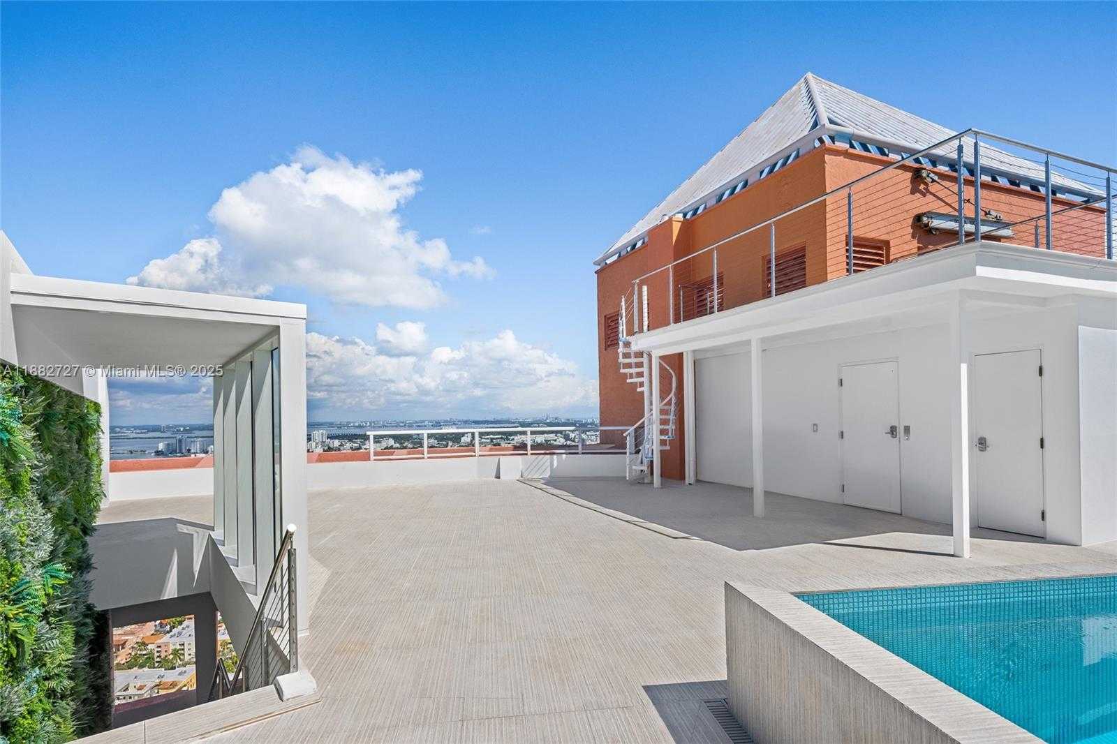 Small Image of 300 SOUTH POINTE DR #PH-5, Miami Beach Number 27