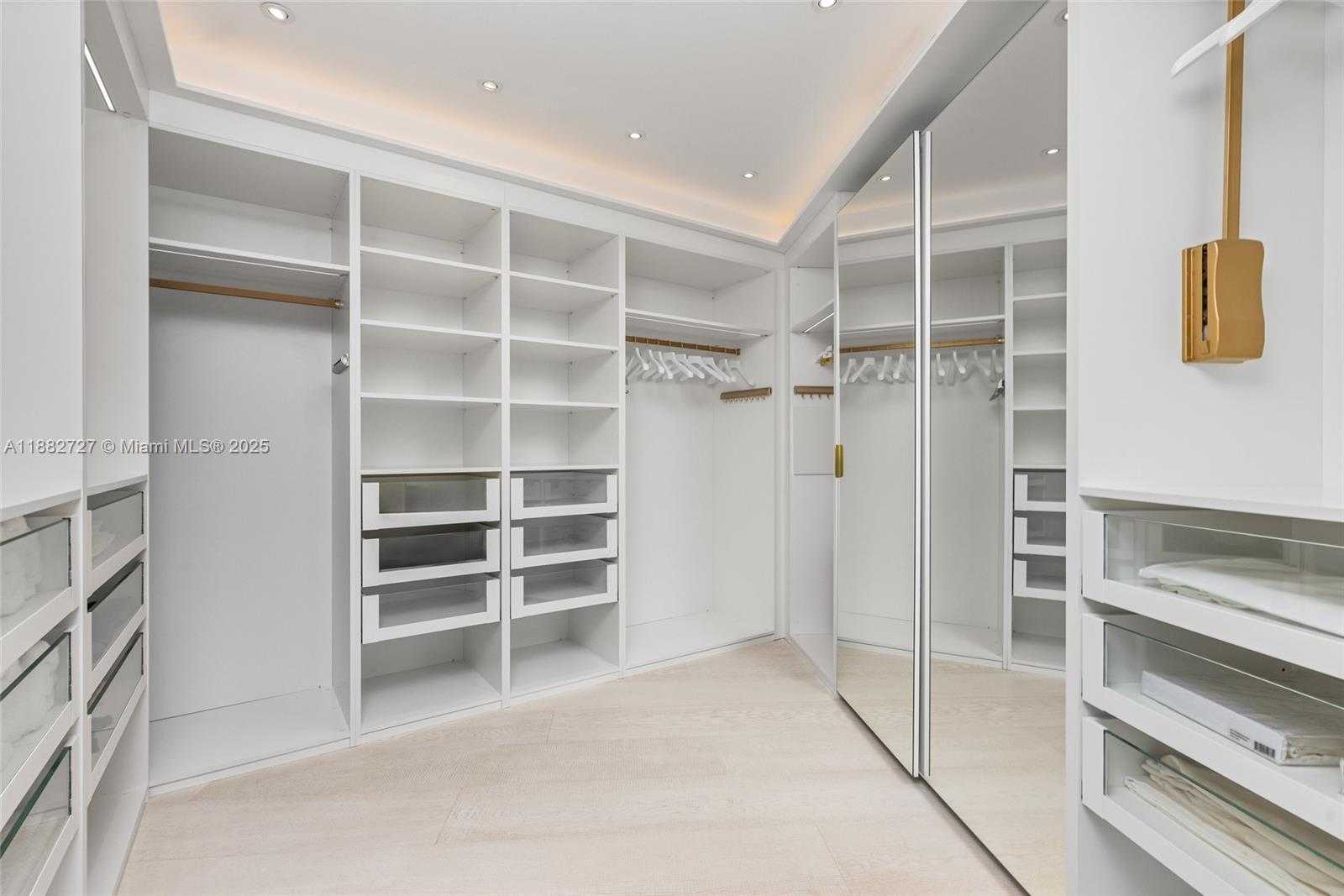 Small Image of 300 SOUTH POINTE DR #PH-5, Miami Beach Number 42