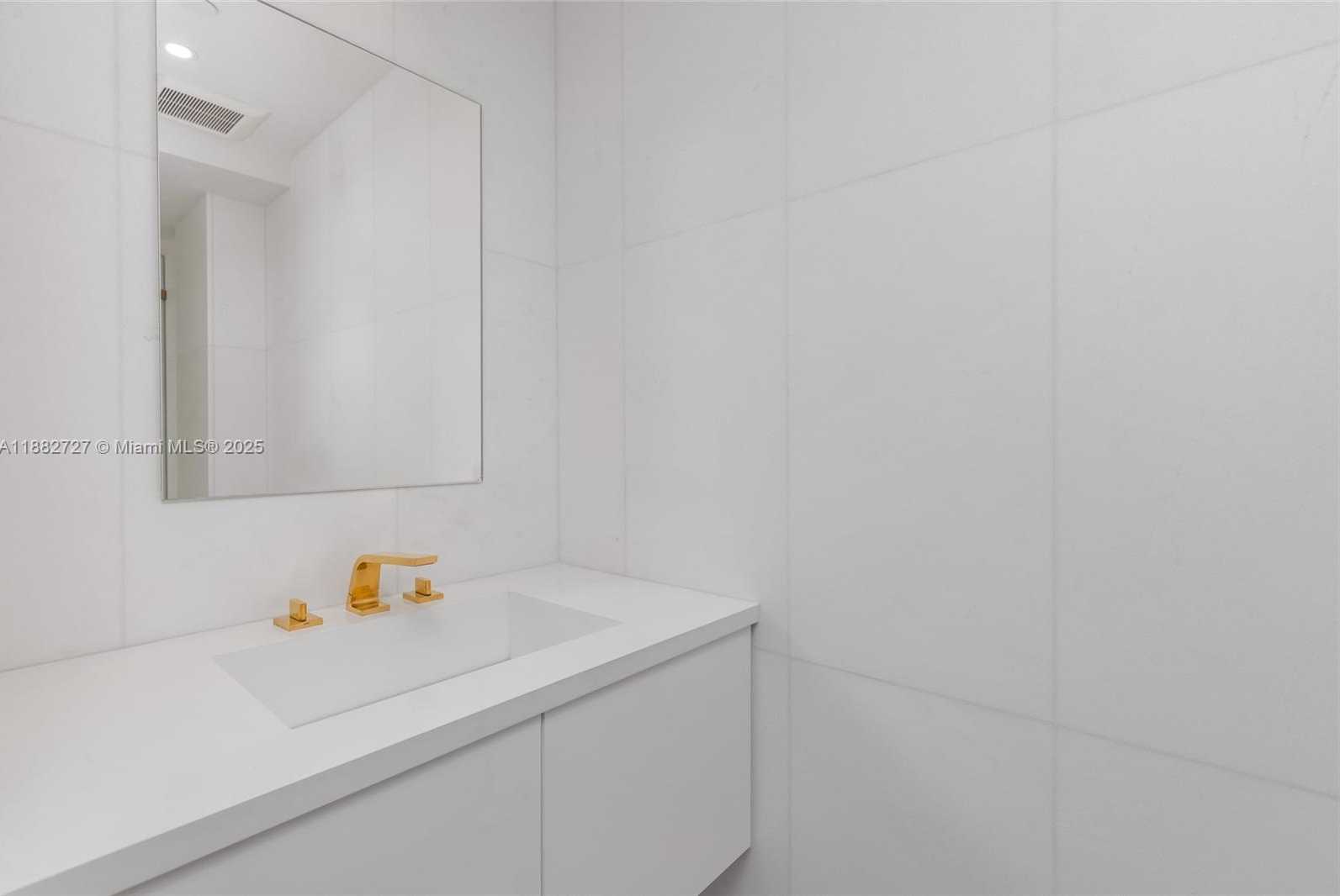 Small Image of 300 SOUTH POINTE DR #PH-5, Miami Beach Number 47