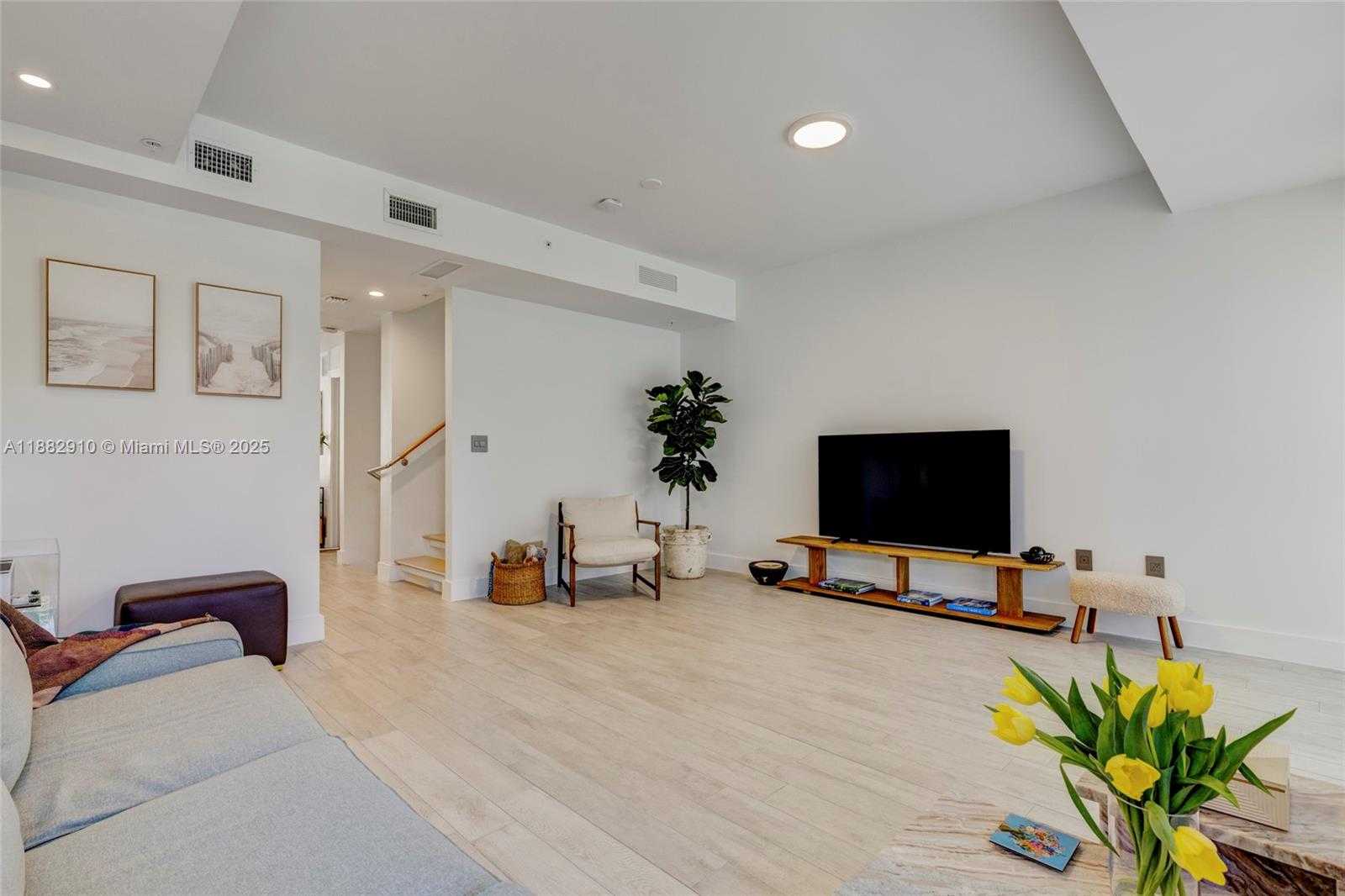 Small Image of 89 NORTH SHORE DR, Miami Beach Number 11