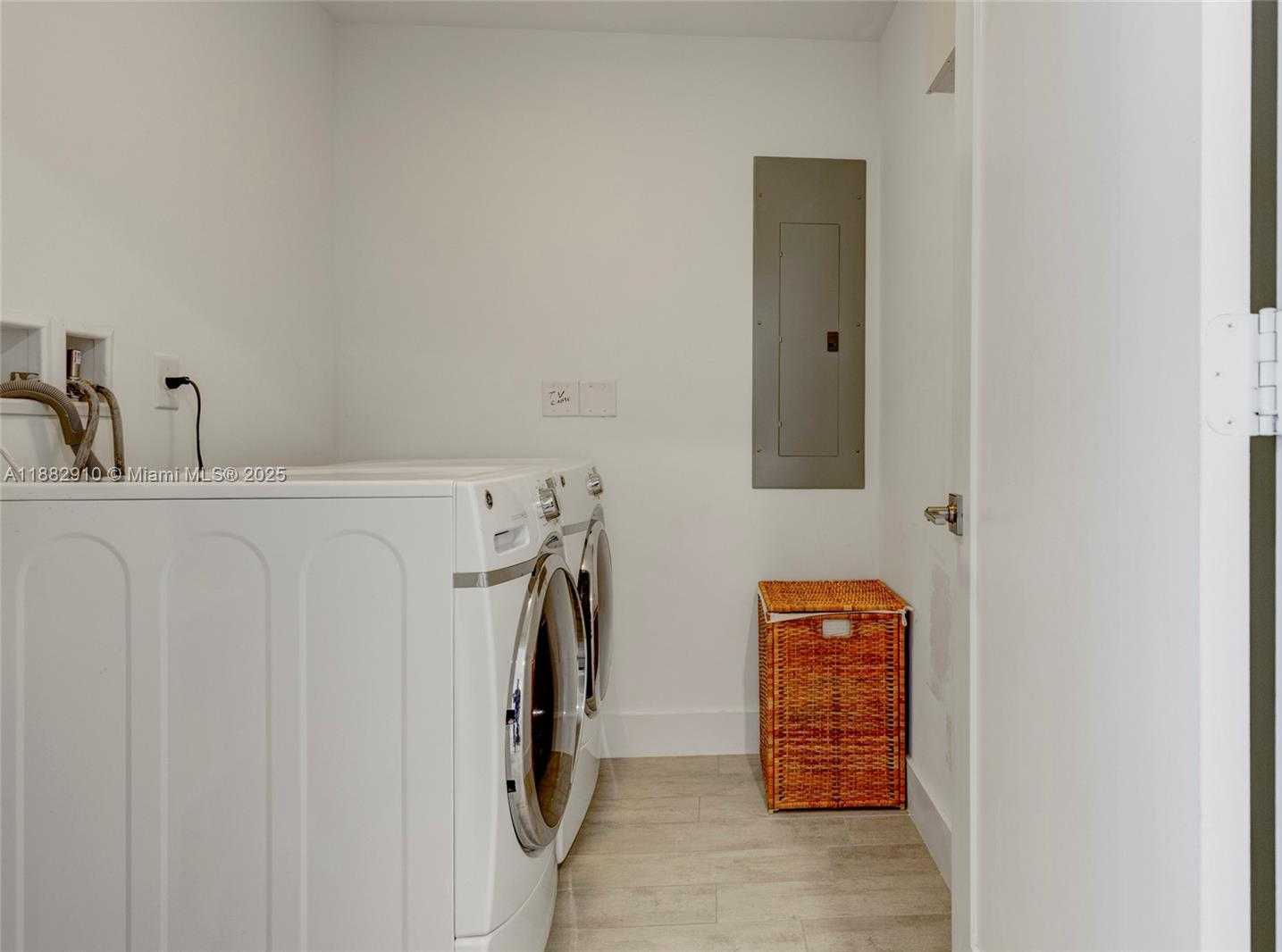 Small Image of 89 NORTH SHORE DR, Miami Beach Number 13