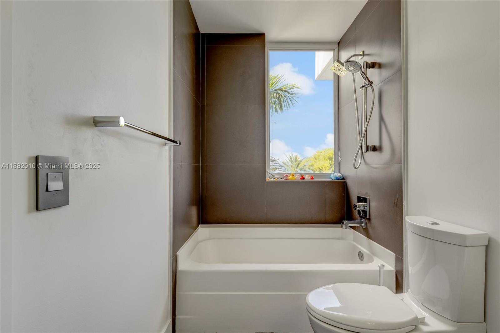Small Image of 89 NORTH SHORE DR, Miami Beach Number 17