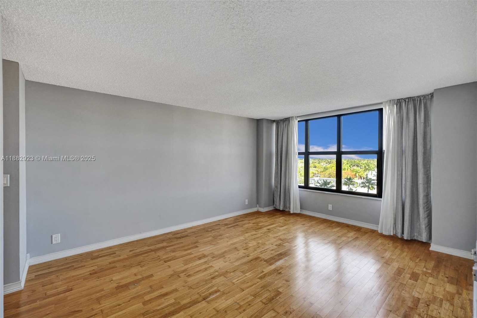 Small Image of 2500 PARKVIEW DR #808, Hallandale Beach Number 13