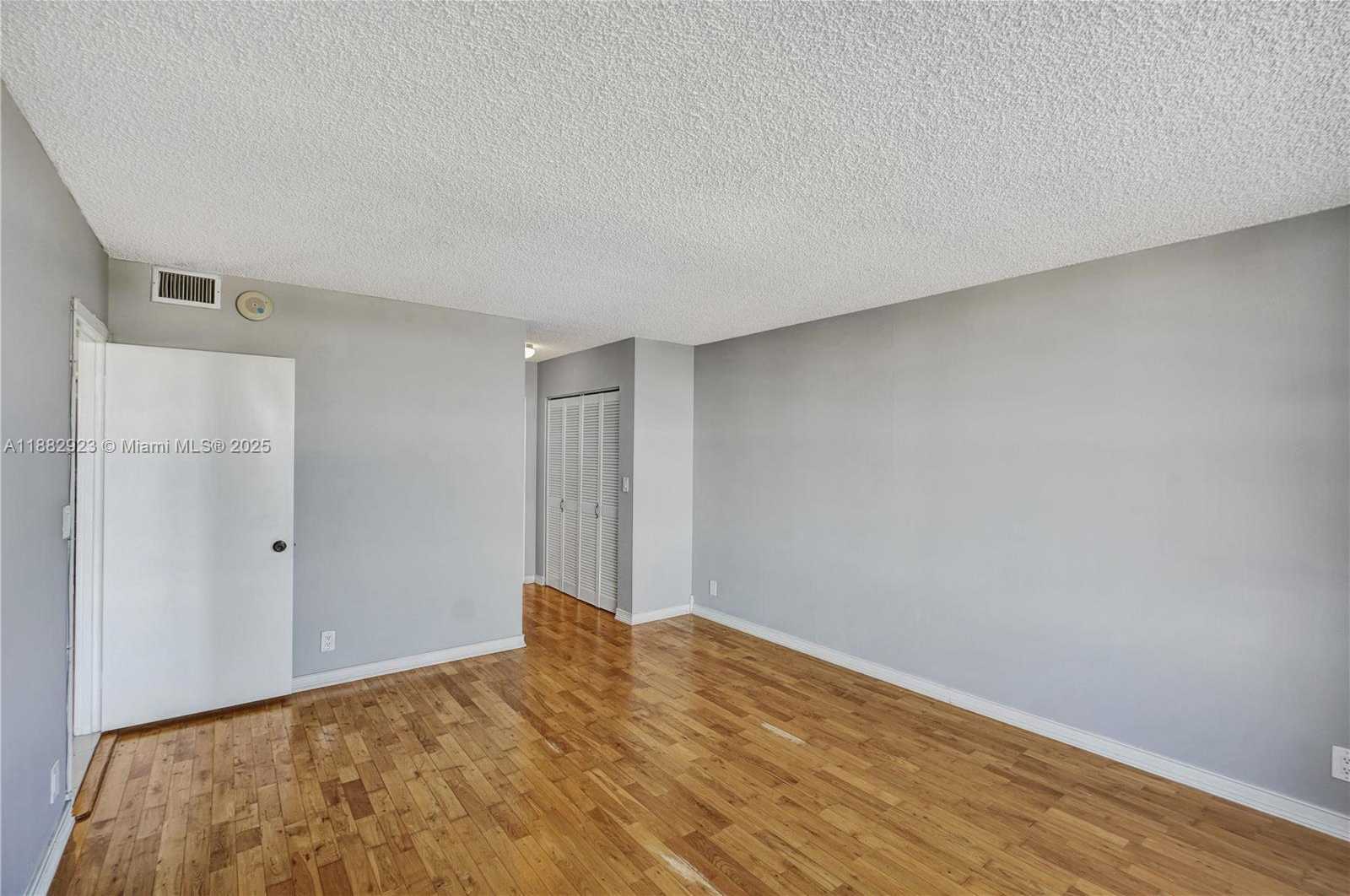 Small Image of 2500 PARKVIEW DR #808, Hallandale Beach Number 14