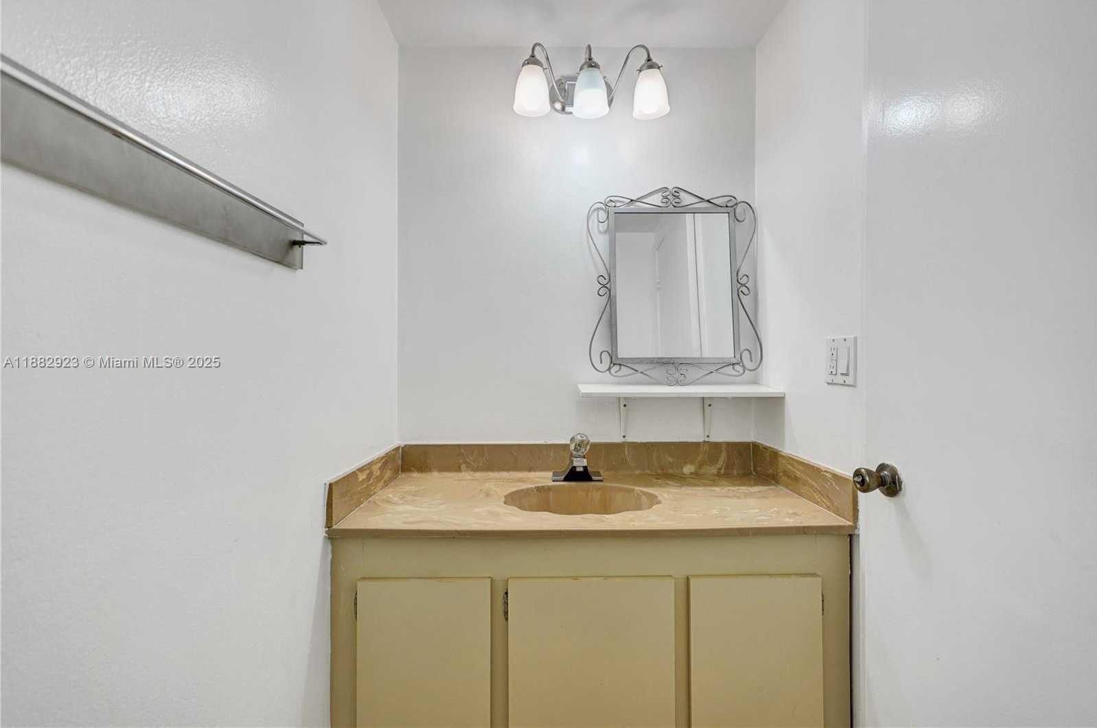 Small Image of 2500 PARKVIEW DR #808, Hallandale Beach Number 18